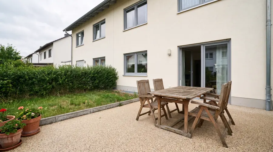 Terrasse mit fugenlosem Steinteppich in Beige