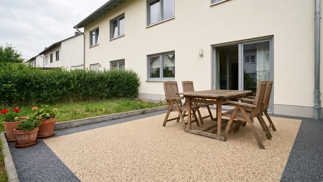 Terrasse in Beige mit umlaufender dunkler Bordüre
